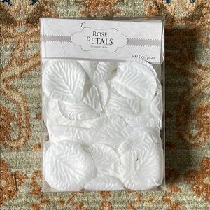 Bulk Pack of 300 Fake White Rose Petals For Weddings, Birthdays, Anniversaries
